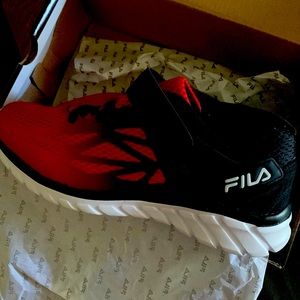 BRAND NEW - in box never worn FILA BOYS - speed stride 20 strap tennis shoes